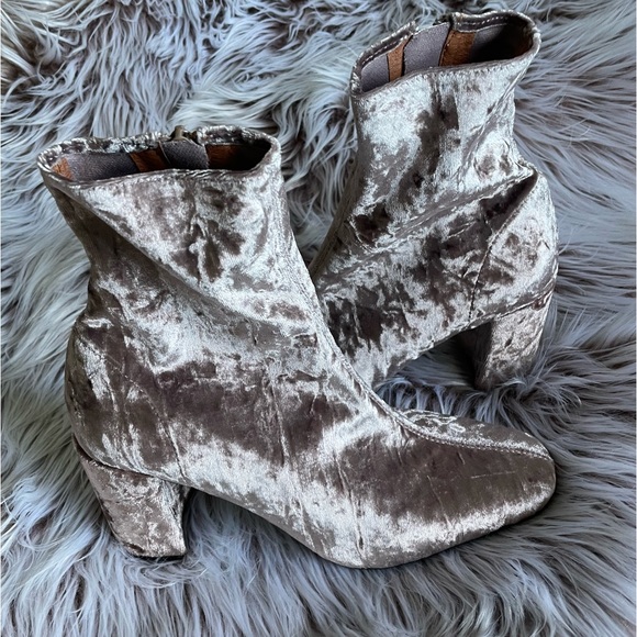 NWOT Jeffrey Campbell Cienega Pink Velvet Ankle Boots - Picture 2 of 9